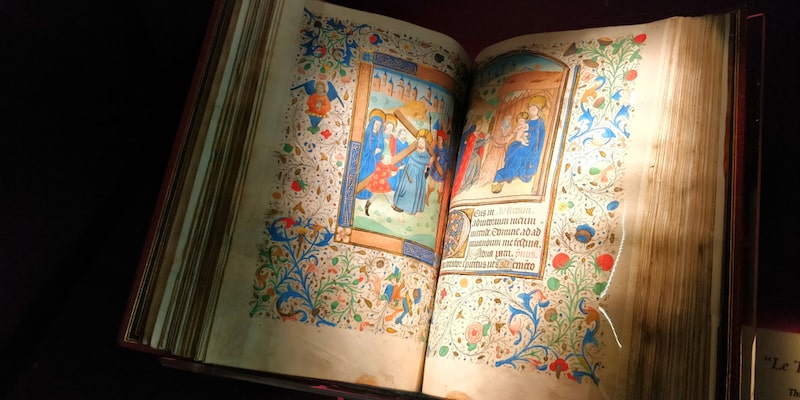 Las páginas de una Biblia medieval están ilustradas.