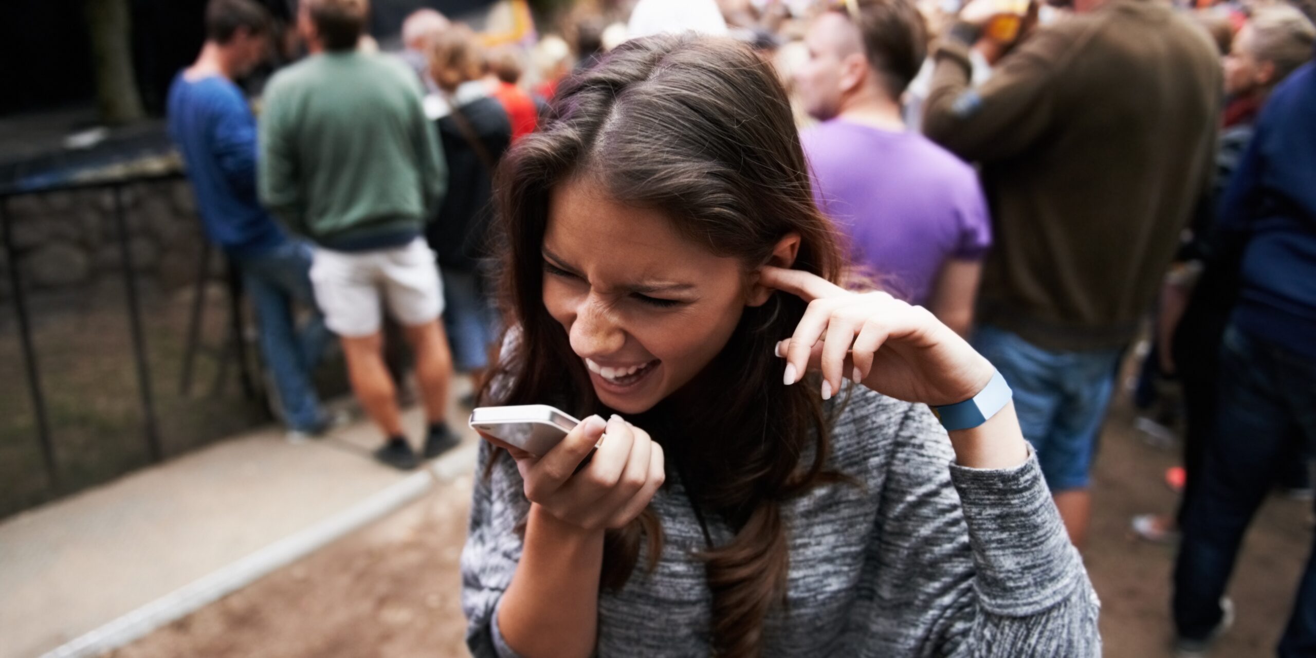 Una mujer intenta hablar por teléfono