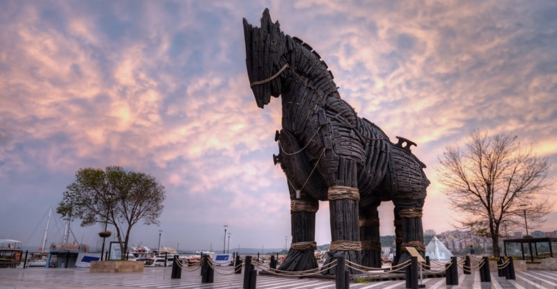 O cavalo de madeira de troy o cavalo de tróia original usado no filme troy  em pé na costa de egeu