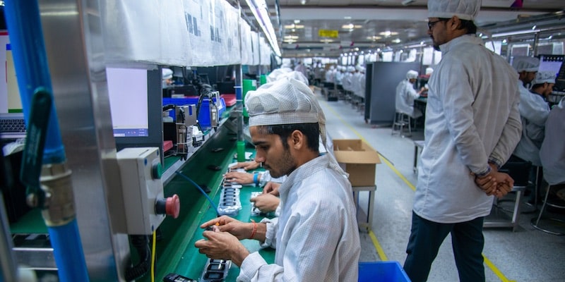 Los trabajadores arman dispositivos en una fábrica.