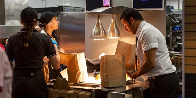 Los empleados organizan su actividad en una cocina.