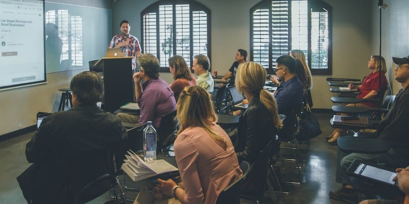 Los empleados de una empresa comparten información en una reunión.