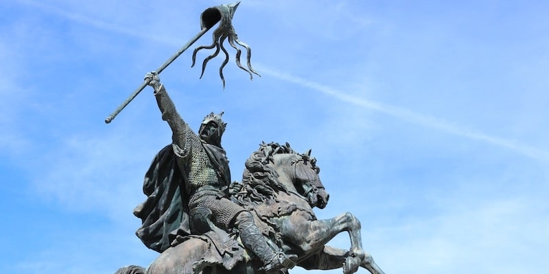 Guillermo el conquistador es recordado con una estatua ecuestre en Normandía, Francia.