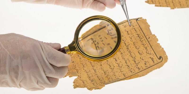 Un científico analiza un documento antiguo.