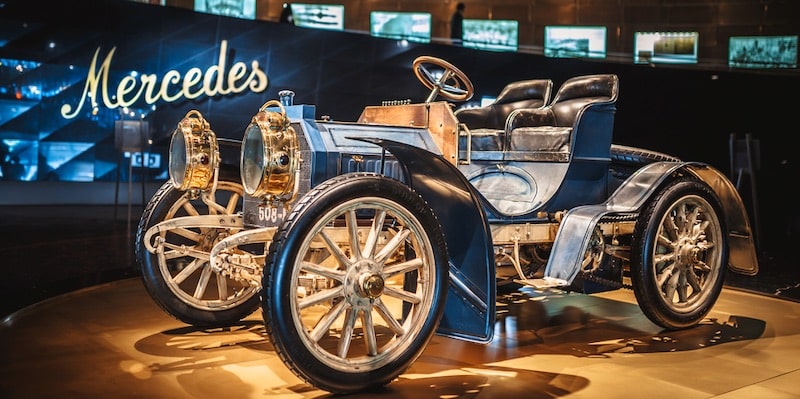 El museo de Mercedes Benz exhibe modelos antiguos.