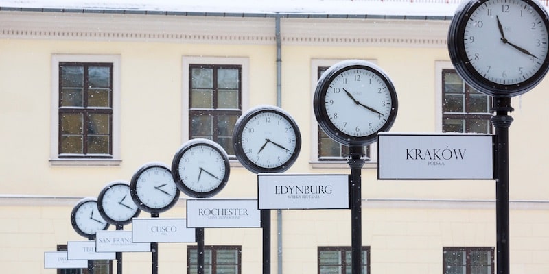 Una serie de relojes muestra las horas en diferentes ciudades, en Cracovia.