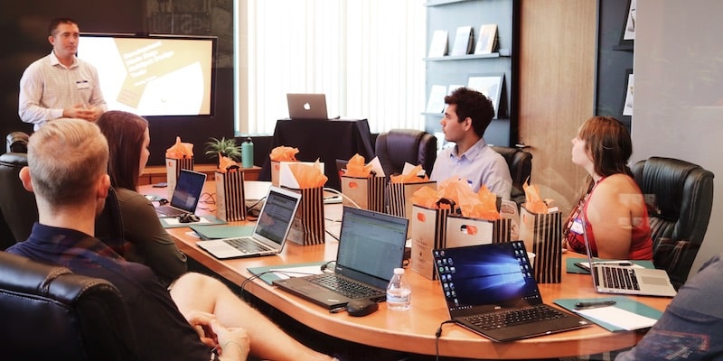 Un grupo de trabajadores intercambian información en una reunión.