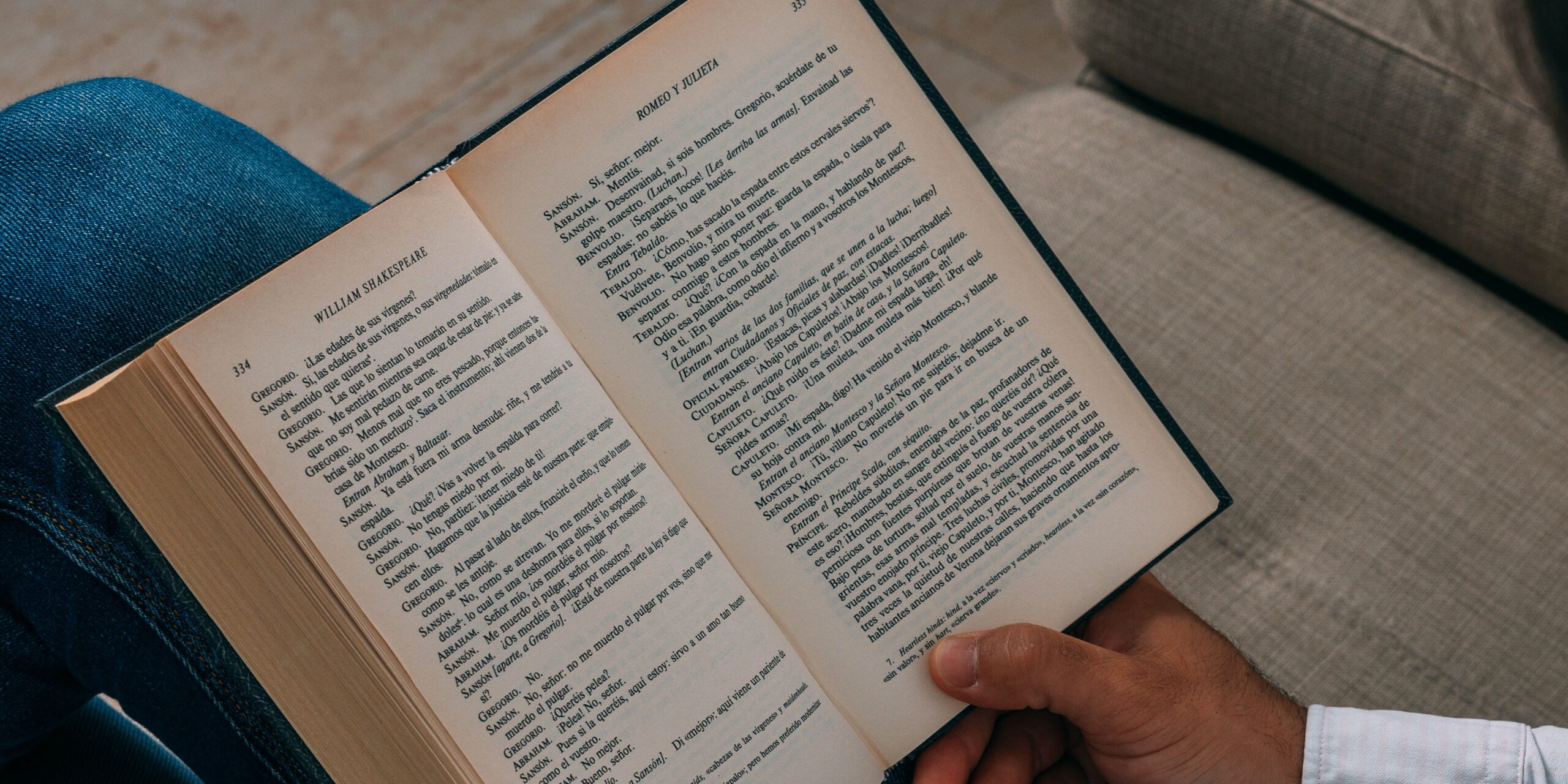 Un hombre lee Romeo y Julieta